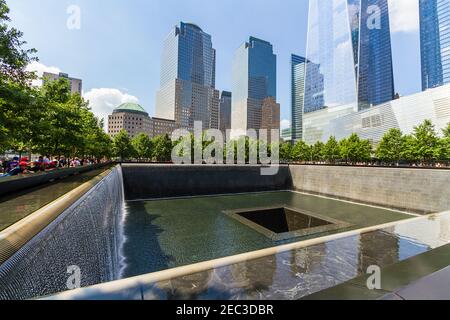 Une des deux piscines avec chute d'eau au National Septembre 11 Mémorial des victimes du commerce mondial Au centre de l'attaque terroriste de 9-11 Banque D'Images