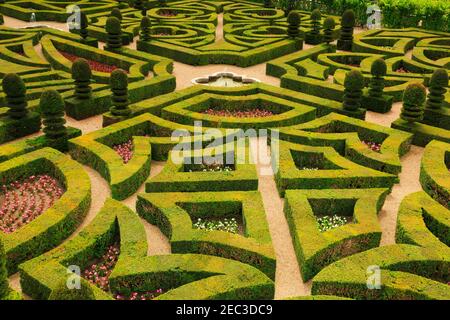 Château de Villandry, Vallée de la Loire, France. Le château de la renaissance tardive est plus célèbre pour ses jardins restaurés, créés à partir de conceptions du XVIe siècle. Banque D'Images