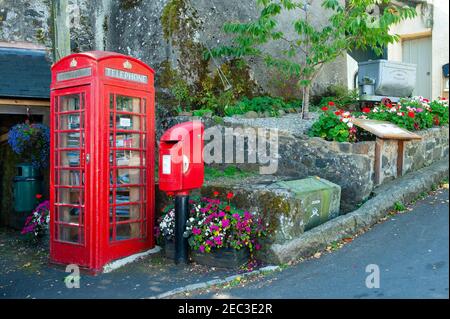 Coffret téléphonique traditionnel rouge BT - Dartmoor, Devon Banque D'Images