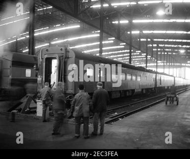 Des wagons de l'armée à Union Station, Saint-Louis, Missouri, sont mis en scène et déplacés en préparation du voyage du Presidentu2019s à Philadelphie pour le match de football de l'Armée de terre-Marine, le 02 décembre 1961. Le personnel de la White House Army signal Agency (WHASA) prépare les wagons de l'Armée des États-Unis à Union Station à St. Louis, Missouri, pour le voyage du Président John F. Kennedyu2019s à Philadelphie pour le match de football de l'Armée-Marine le 2 décembre 1961. [Photo de Harold Sellers] Banque D'Images