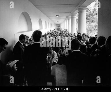 Visite des membres du u0022Incontro Club,u0022 (entreprises de la famille Marzotto) 4:15. Le Président John F. Kennedy (au lectern, avec retour à la caméra) s'adresse aux membres du u0022Incontro Club, u0022 faisant partie des entreprises de la famille Marzotto de Valdagno, Italie. Au premier plan (G-D): Neil Seidenman, interprète du Département d'État des États-Unis; le Président Kennedy; et l'Ambassadeur d'Italie, Sergio Fenoaltea (retour à la caméra). Le comte Giannino Marzotto (face à face) se tient à gauche du lutrin; tous les autres sont non identifiés. West Wing Colonnade, Maison Blanche, Washington, D.C. Banque D'Images