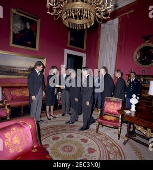 Funérailles d'État du Président Kennedy: La Maison Blanche, réception postfunèbre. Jacqueline Kennedy et le sénateur Edward M. Kennedy (Massachusetts) accueillent les invités lors d'une réception à la Maison Blanche, à la suite des funérailles d'État du président John F. Kennedy; Mme Kennedy milite la main avec le premier vice-président du Conseil des ministres de l'Union soviétique (URSS), Anastas Mikoyan. Également en photo : l'ambassadeur de l'Union soviétique, Anatoliy Fedorovich Dobrynin; le chef de la section américaine du ministère des Affaires étrangères de l'Union soviétique, Mikhail Smirnovsky; le chef du Protocole des États-Unis, Angier Biddle Duke; Banque D'Images