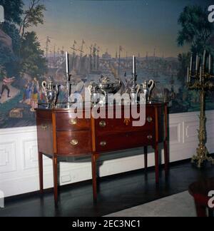 Mobilier Maison blanche. Pièces de service en argent sur un panneau latéral en acajou qui appartenait autrefois à Daniel Webster dans la Presidentu0027s Dining Room (Residence), White House, Washington, D.C. le papier peint antique, produit par le fabricant français Zuber u0026 Company vers 1853, dépeint des scènes de la Révolution américaine. Banque D'Images