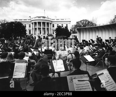 Programme musical pour les jeunes de la première Dame Jacqueline Kennedyu0027s (JBK), 14 h 35. Le Dr Marvin Rabin (au centre à gauche, chef badié) dirige une représentation de l'Orchestre symphonique de la jeunesse du Grand Boston (GBYSO) pendant la troisième de la série First Lady Jacqueline Kennedyu0027s de programmes musicaux pour la jeunesse par la jeunesse. Les membres de la chorale Breckenridge Boys se tiennent en formation à gauche de la scène. South Lawn, Maison Blanche, Washington, D.C. Banque D'Images