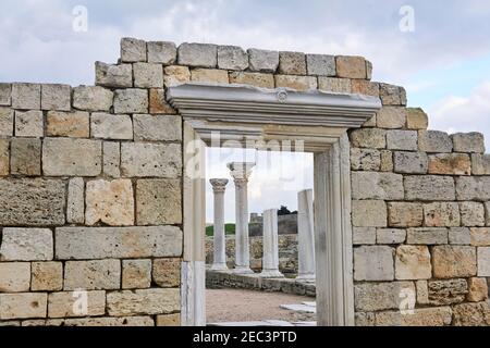 porte dans le mur sur les ruines d'un ancien basilique avec colonnes Banque D'Images