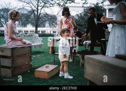 Childrenu0027s partie sur la pelouse du Sud. La première dame Jacqueline Kennedy (au centre, en arrière-plan) et John F. Kennedy, Jr. (Au centre, en premier plan) assistent à une fête d'enfants sur la pelouse sud de la Maison Blanche, Washington, D.C. l'amie de la famille Kennedy, Antoinette Bradlee, se trouve à gauche; le chien de famille Kennedy, Charlie, marche à droite; Le maître d'hôtel de la Maison Blanche, Robert B. Thompson, Jr., se trouve à droite. Banque D'Images