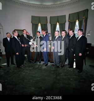 Visite des responsables de la National Aeronautics and Space Administration (NASA) impliqués dans le projet Mariner II, 12 h 25. Des responsables de la National Aeronautics and Space Administration (NASA) présentent au Président John F. Kennedy un modèle de l'engin spatial Mariner 2. (G-D) Hugh L. Dryden, administrateur adjoint de la NASA; Dr William H. Pickering, directeur du Laboratoire de propulsion Jet (JPL) NASAu0027s; Jack N. James, gestionnaire de projet de Mariner 2 pour JPL; Dr James E. Webb, administrateur de la NASA (à l'arrière, partiellement caché); Robert J. Parks, directeur des programmes planétaires pour JPL; président Kennedy; Dr Homer E. Banque D'Images