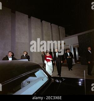 Deuxième Salute inaugurale au dîner du Président, 7:30. Le président John F. Kennedy et la première dame Jacqueline Kennedy (toutes deux au centre) marchent vers une voiture à leur départ de l'Armory de la Garde nationale à Washington, D.C., après avoir assisté à la deuxième Salute inaugurale au Président, commémorant le deuxième anniversaire de l'inauguration du Président Kennedyu0027s. Également en photo : les agents des services secrets Roy Kellerman, Ernest u201cErnieu201d Olsson, Jim Johnson et Clint Hill. Banque D'Images