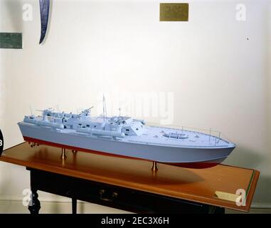 Modèle de bateau PT 109. Un modèle de PT Boat 109, présenté au Président John F. Kennedy par des représentants du Washington International Boat and Sport Show, est exposé dans la Fish Room, White House, Washington, D.C. [Voir aussi Mo 63.1212, u201cModel de PT 109.u201d] Banque D'Images