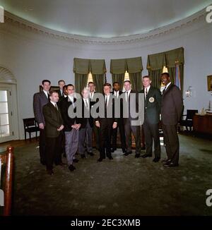 Visite de l'équipe de basket-ball Boston Celtics, 13:00. Les membres de l'équipe de Boston Celtics de la National Basketball Association (NBA) visitent le Président John F. Kennedy dans le Bureau ovale lors d'une visite de la Maison Blanche. (G-D) Edward G. u0022Buddyu0022 Leroux, Jr.; John Havlicek (à l'arrière); Bob Cousy; K. C. Jones (partiellement caché derrière M. Cousy); Clyde Lovellette (à l'arrière); Coach Red Auerbach; Jim Lostoff (à l'arrière); Président Kennedy; Sam Jones; Frank Ramsey; Tom Heinsohn; Tom Sanders et Tom. Washington, D.C. Banque D'Images