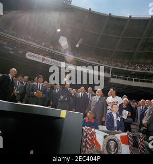 Journée d'ouverture de la saison de baseball 1963 au stade de D.C., aux sénateurs de Washington et aux Orioles de Baltimore. 13:30. Le président John F. Kennedy lance le premier terrain le jour d'ouverture de la saison de baseball 1963 au stade D. C. les sénateurs de Washington ont accueilli les Baltimore Orioles. Également en photo : le Président de la Chambre des représentants, John W. McCormack (Massachusetts); le sénateur Everett Dirksen (Illinois); les Assistants spéciaux du Président, Dave Powers et Larry Ou2019Brien; le sénateur Abraham Ribicoff (Connecticut); le sénateur Hubert H. Humphrey (Minnesota); le sénateur Mike Mansfield du Montana (face à face Banque D'Images