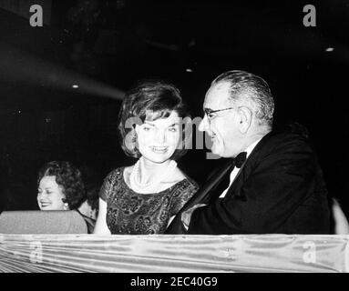 Deuxième Salute inaugurale au dîner du Président, 7:30. La première dame Jacqueline Kennedy (au centre) s'entretient avec le vice-président Lyndon B. Johnson lors de la deuxième Salute inaugurale au président, commémorant le deuxième anniversaire de l'inauguration du président John F. Kennedyu0027s. Armory de la Garde nationale, Washington, D.C. Banque D'Images