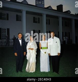 Dîner à Mount Vernon en l'honneur de Muhammad Ayub Khan, président du Pakistan, 7:45. Dîner d'Etat en l'honneur du Président du Pakistan, Mohammad Ayub Khan. (R u2013): Président John F. Kennedy; Begum Nasir Akhtar Aurangzeb, fille du président Ayub Khan; première Dame Jacqueline Kennedy; président Mohammad Ayub Khan. Mount Vernon, Virginie. Banque D'Images