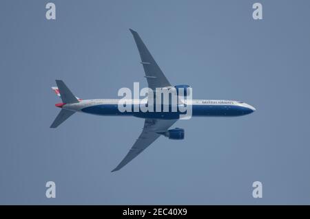 Londres, Royaume-Uni. 13 février 2021. Trafic aérien au-dessus de Londres pendant la pandémie Covid-19. Un Boeing 777 de British Airways survole Wimbledon après avoir quitté Londres Heathrow en route vers Nairobi dans un ciel brumeux le matin. Crédit: Malcolm Park/Alay. Banque D'Images