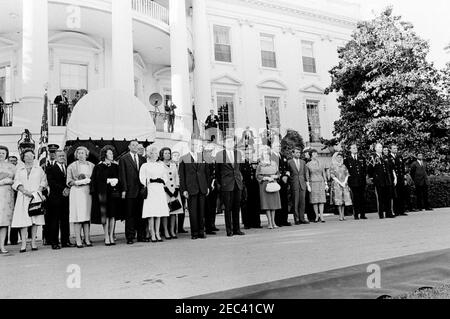 Le Président Kennedy salue les récipiendaires de la Médaille d'honneur du Congrès, réception militaire annuelle, 6 h 03. Le Président John F. Kennedy et d'autres assistent à une réception militaire en l'honneur des récipiendaires de la Médaille d'honneur du Congrès. De gauche à droite : plusieurs personnes non identifiées; Margaret McNamara (manteau noir), épouse de Robert S. McNamara, secrétaire à la Défense; Secrétaire McNamara; Secrétaire de la Marine, Fred Korth (derrière McNamara); Madelin T. Gilpatric, épouse de Roswell L. Gilpatric, secrétaire adjoint à la Défense; Phyllis Chess Ellsworth, épouse de C. Douglas Dillon, secrétaire au Trésor; Banque D'Images