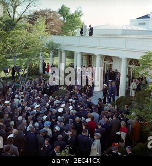 Le Président Kennedy salue les récipiendaires de la Médaille d'honneur du Congrès, réception militaire annuelle, 6 h 03. Le président John F. Kennedy (au centre) salue les récipiendaires de la Médaille d'honneur du Congrès, lors d'une réception militaire en leur honneur. Également en photo : aide militaire au président, le général Chester V. Clifton; aide navale au président, le capitaine Tazewell Shepard; secrétaire de presse associé, Andrew T. Hatcher; procureur général Robert F. Kennedy; premier secrétaire social Ladyu2019s, Letitia Baldrige; secrétaire adjoint à la Défense, Roswell L. Gilpatric; secrétaire à la Défense, Robert S. McNamara; secrétaire Banque D'Images