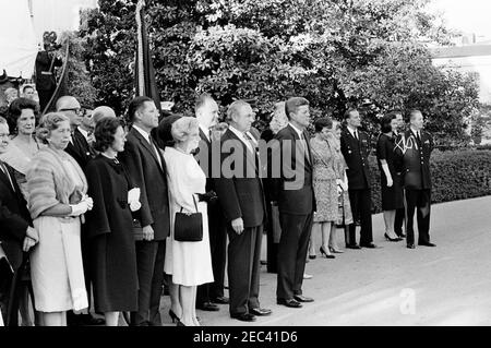 Le Président Kennedy salue les récipiendaires de la Médaille d'honneur du Congrès, réception militaire annuelle, 6 h 03. Le Président John F. Kennedy et d'autres assistent à une réception militaire en l'honneur des récipiendaires de la Médaille d'honneur du Congrès. De gauche à droite : trois personnes non identifiées; le secrétaire de la Marine, Fred Korth (à l'arrière, portant des lunettes); Margaret McNamara, épouse de Robert S. McNamara, secrétaire de la Défense; le secrétaire McNamara; Madelin T. Gilpatric, épouse de Roswell L. Gilpatric, sous-secrétaire de la Défense; le secrétaire au Trésor, C. Douglas Dillon; le secrétaire adjoint Gilpatric; Président Kennedy; Banque D'Images