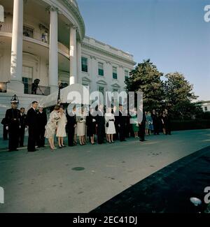 Le Président Kennedy salue les récipiendaires de la Médaille d'honneur du Congrès, réception militaire annuelle, 6 h 03. Le Président John F. Kennedy et d'autres assistent à une réception militaire en l'honneur des récipiendaires de la Médaille d'honneur du Congrès. Les photos sont les suivantes : le secrétaire à la Défense, Robert S. McNamara, et son épouse, Margaret McNamara; le secrétaire adjoint à la Défense, Roswell L. Gilpatric, et son épouse, Madelin T. Gilpatric; le secrétaire au Trésor, C. Douglas Dillon; le commandant du corps des Marines, le général David M. Shoup; Aide militaire au Président, le général Chester V. Clifton; Julia Ann Shepard ( Banque D'Images