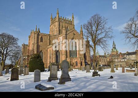 Abbaye historique de Dunfermline à Fife en Écosse. Scène hivernale avec neige sur le sol, ciel bleu et nuages clairs. Banque D'Images