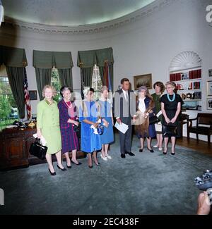 Visite des lauréats des Prix fédéraux Womanu0027s 1963, 4:13PM. Le président John F. Kennedy visite les lauréats du Prix fédéral Womanu2019s 1963 pour leurs contributions exceptionnelles au gouvernement. De gauche à droite : Katie Louchheim (qui accompagne les récipiendaires du prix), sous-secrétaire d'État adjointe aux Affaires publiques et présidente du conseil d'administration du Prix fédéral Womanu2019s; Bessie Margolin, avocate adjointe du ministère du travail; Dr Eleanor L. Makel, médecin-hygiéniste de surveillance de la médecine interne à l'hôpital St. Elizabethu2019s, sous le ministère de la Santé, de l'éducation, Banque D'Images