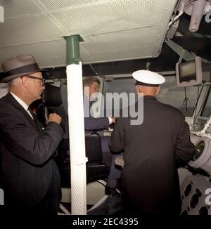 Voyage aux États de l'Ouest : visite de la flotte du Pacifique, le président Kennedy à bord de l'USS Kitty Hawk, 5:00. Le président John F. Kennedy est assis dans le fauteuil du captainu0027s dans le pont du porte-avions USS Kitty Hawk (CVA-63), en mer au large de la côte de San Diego; le secrétaire de la Marine, Fred Korth, se trouve à gauche. Banque D'Images