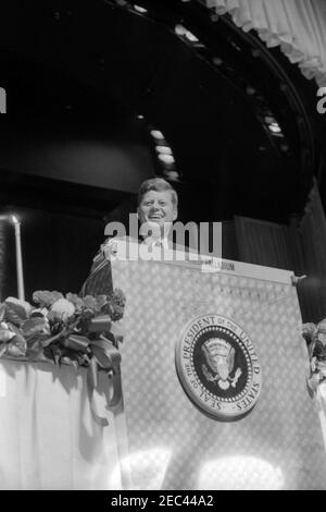 Voyage aux États de l'Ouest: Los Angeles, Californie, Hollywood Palladium, Président Kennedy assiste au petit déjeuner donné par la Division Womenu2019s, Comité central d'État démocratique de Californie, 9:50. Le Président John F. Kennedy s'adresse aux participants lors d'un petit-déjeuner donné par la Division Womenu2019s du Comité central de l'État démocratique de Californie au Palladium d'Hollywood à Los Angeles, en Californie. Banque D'Images