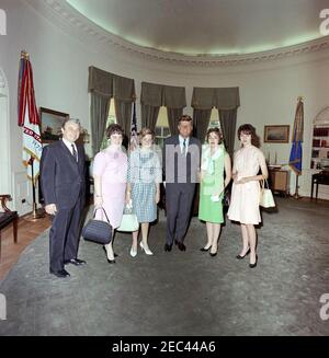 Visite du congressiste Roman Conrad Pucinski (Illinois) u0026 la famille de Richard J. Daley, maire de Chicago. Le président John F. Kennedy visite le député Roman Conrad Pucinski (Illinois) et les filles du maire de Chicago Richard J. Daley. (G-D) le député Pucinski; Patricia Daley; Eleanor Daley; le président Kennedy; une femme identifiée; et Mary Daley. Oval Office, Maison Blanche, Washington, D.C. Banque D'Images