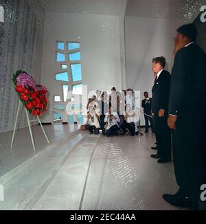 Voyage dans les États de l'Ouest : Honolulu, Hawaï, visite du Mémorial de l'USS Arizona, 14:40. Le président John F. Kennedy observe un moment de silence après avoir déposé une couronne au USS Arizona Memorial à Pearl Harbor, Honolulu, Hawaii. [Les imperfections de l'image sont d'origine sur le négatif.] Banque D'Images