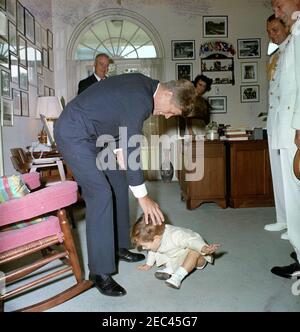 John F. Kennedy, Jr., avec le président Kennedy, Evelyn Lincoln, l'infirmière Maud Shaw, l'aide navale au président, le capitaine Tazewell Shepard, et d'autres personnes au bureau du secrétaire du Presidentu2019s avant les cérémonies du jour du souvenir. Le président John F. Kennedy joue avec son fils John F. Kennedy, Jr., avant de quitter la Maison Blanche pour les cérémonies du jour du souvenir au cimetière national d'Arlington. À l'étude : l'ancien ambassadeur des États-Unis en Irlande, Grant Stockdale (à gauche en arrière-plan); le secrétaire personnel du président Kennedyu2019s, Evelyn Lincoln (à droite en arrière-plan); l'aide navale au président, le capitaine Taze Banque D'Images