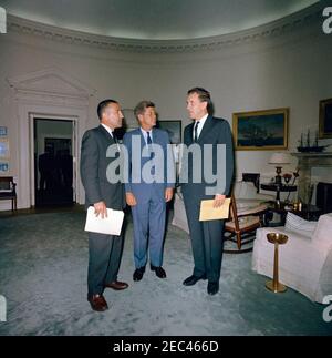 Le Président Kennedy avec le sénateur Edmund Muskie (Maine), u0026 Secrétaire de l'intérieur Stewart L. Udall. Le président John F. Kennedy (au centre) visite le secrétaire à l'intérieur, Stewart L. Udall (à gauche), Et le sénateur Edmund Muskie, du Maine (à droite), dans le Bureau ovale de la Maison Blanche, à Washington, D.C., le secrétaire Udall et le sénateur Muskie ont informé le président du rapport du projet international d'énergie tadale de Passamaquoddy et du développement de l'énergie hydroélectrique du Haut-Saint-Jean. [Cette photo a été prise par le photographe de la Maison Blanche, le chef Robert L. Knudsen.] Banque D'Images