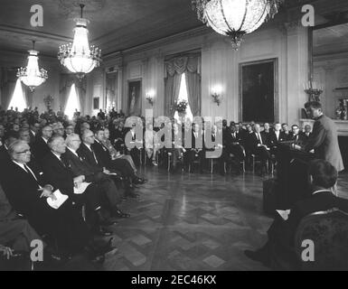 Réunion avec des avocats pour discuter des droits civils, 4:22PM. Le président John F. Kennedy (à l'extrême droite, au pupitre) s'adresse à un groupe d'avocats lors d'une réunion pour discuter des droits civils; le procureur général, Robert F. Kennedy (de retour à la caméra), est assis à l'avant-plan à droite. East Room, White House, Washington, D.C. Banque D'Images