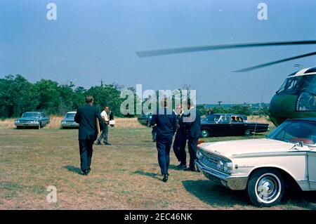 Voyage au port de Hyannis : président Kennedy avec Robert F. Kennedy (RFK) u0026 Edward M. Kennedy (EMK) à l'hôpital de la base aérienne d'Otis. Le président John F. Kennedy (au centre, à l'arrière-propos), le procureur général Robert F. Kennedy (à droite du président) et le sénateur Edward M. Kennedy du Massachusetts (à droite du procureur général) arrivent à la base aérienne d'Otis; Le président Kennedy et ses frères se sont rendus à l'hôpital de la base aérienne d'Otis après le décès du nouveau-né Patrick Bouvier Kennedy, le président et la première dame Jacqueline Kennedyu2019s. Également photographié : agents du service secret, Floyd Boring et Banque D'Images