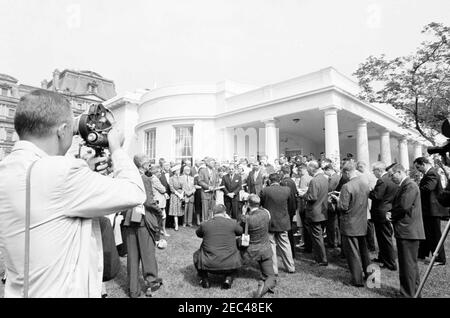Cérémonie d'assermentation, secrétaire à la Santé, à l'éducation et au bien-être social (HEW) Anthony Celebrezze, 10 h 12. Le président John F. Kennedy prononce des remarques au cours de la cérémonie d'assermentation du secrétaire à la Santé, à l'éducation et au bien-être social, Anthony J. Celebrezze. Également en photo : Anne Celebrezze; Susan Celebrezze; Jean Celebrezze; membre de la première classe Anthony J. Celebrezze, Jr.; représentant Michael A. Feighan (Ohio); sénateur Stephen M. Young (Ohio); maire de Cleveland (Ohio), Ralph S. Locher; agent administratif de la Maison Blanche, Carson M. Howell; photographe du National Park Service (NPS); White Howe Abou Rowe Banque D'Images