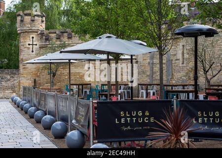 Une vue, en sortant du site historique du château d'Oxford, Oxford, Angleterre, Royaume-Uni Banque D'Images