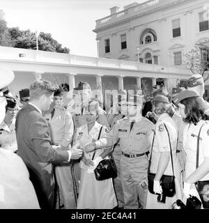 Visite des cadets de la patrouille aérienne civile, 9 h 50. Le président John F. Kennedy visite un groupe de cadets de la patrouille aérienne civile dans le jardin des roses de la Maison Blanche, Washington, D.C., de gauche à droite : le premier lieutenant de cadets Sandra K. Christiansen de l'Utah, le président Kennedy, le cadet James Ronald Aaron de Californie, le capitaine de cadets Burton C. Andrus III du Montana (À l'arrière), 2e lieutenant de cadets Robert P. alms de l'Illinois, 1er lieutenant de cadets Cheryle Eguchi de Hawaï (à l'avant), non identifié (à l'arrière), 1er lieutenant de cadets Thomas E. Bryan de l'Indiana (en allant pour secouer la main du Presidentu2019s), CAD Banque D'Images