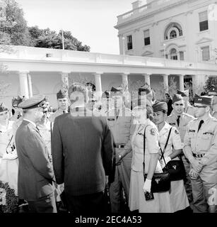 Visite des cadets de la patrouille aérienne civile, 9 h 50. Le président John F. Kennedy visite un groupe de cadets de la patrouille aérienne civile dans le jardin des roses de la Maison Blanche, Washington, D.C., de gauche à droite : 2e Lieutenant de cadets Lynn Ann Brushin du Nouveau-Mexique, homme non identifié, Major de cadet Julianne G. Glowacki du Massachusetts, non identifié, Président Kennedy (retour à la caméra), trois non identifiés, Cadet James Ronald Aaron de Californie (en face), Cadet Major Marilynne Sue Van Velzor du Massachusetts, Cadet 1er Lieutenant Cheryle Eguchi de Hawaii, Wyoming, non identifié Et le premier lieutenant Thomas E. Bryan de l'Indien Banque D'Images