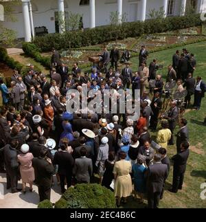 Visite des parlementaires Mexique-États-Unis, 12:08. Le président John F. Kennedy (en foule, au centre à gauche) visite des membres du Groupe interparlementaire Mexique-États-Unis. Également en photo : le sénateur Daniel Inouye (Hawaii); l'agent de l'Agence de communication de la Maison Blanche (WHCA), Joseph W. Culbeth; le photographe de United Press International (UPI), James K. W. Atherton; la correspondante de la Maison Blanche pour United Press International (UPI), Helen Thomas. Rose Garden, Maison Blanche, Washington, D.C. [Veuillez consulter le calendrier du Presidentu2019s pour une liste complète des participants.] Banque D'Images