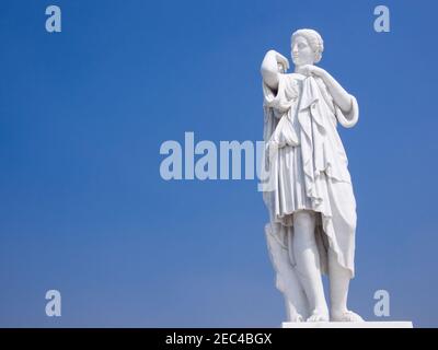 Statue d'Artemis (Diana) sur le pont menant au Musée Chimei à Tainan, Taïwan. Banque D'Images