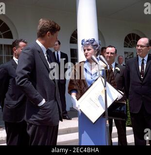 Remise du Prix national de l'enseignant de l'année à Marjorie L. French de Topeka, Kansas, 11 h 55. Marjorie L. French, de Topeka, Kansas, parle après avoir reçu le Prix national de l'enseignant de l'année (parrainé par le Conseil des directeurs d'école d'État en chef, le Bureau de l'éducation des États-Unis et LOOK Magazine) du Président John F. Kennedy. De gauche à droite (premier plan): Vice-président et rédacteur en chef de LOOK Magazine, William B. Arthur (partiellement caché); président Kennedy; Mme French; Mme Frenchu2019s mari, Freeman G. French; secrétaire exécutif du Conseil de l'École d'État en chef Banque D'Images