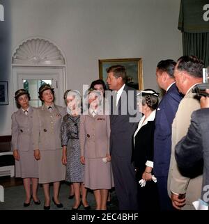 Visite des représentants du corps d'armée des Womenu0027s à propos du 20e anniversaire, Bureau ovale, 11:45. Le Président John F. Kennedy visite des représentants du corps d'armée de Womenu2019s (WAC) à propos du 20e anniversaire de la célébration du corpsu2019. De gauche à droite : directeur désigné du WAC, lieutenant-colonel Emily C. Gorman; ancien directeur du WAC, colonel Irene O. Galloway; ancien directeur du WAC, colonel Westray Battle Leslie; directeur du WAC, colonel Mary Louise Milligan Rasmuson; major Josephine L. Redenius (en retour); président Kennedy; ancien directeur du WAC, colonel Mary Hallaren; Secrétaire de Th Banque D'Images