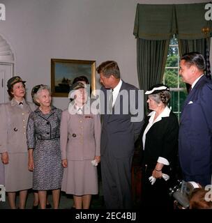 Visite des représentants du corps d'armée des Womenu0027s à propos du 20e anniversaire, Bureau ovale, 11:45. Le Président John F. Kennedy visite des représentants du corps d'armée de Womenu2019s (WAC) à propos du 20e anniversaire de la célébration du corpsu2019. De gauche à droite : l'ancien directeur du WAC, le colonel Irene O. Galloway; l'ancien directeur du WAC, le colonel Westray Battle Leslie; le directeur du WAC, le colonel Mary Louise Milligan Rasmuson; le président Kennedy; l'ancien directeur du WAC, le colonel Mary Hallaren; le secrétaire de l'armée, Elvis J. Stahr, Jr. Oval Office, White House, Washington, D.C. Banque D'Images