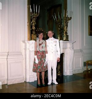 Réception militaire à la Maison Blanche, 6:00. Deux invités non identifiés se tiennent devant un manteau et une cheminée dans la salle est lors d'une réception militaire. White House, Washington, D.C. Banque D'Images