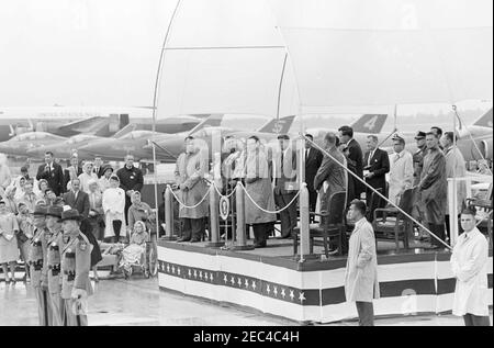 Croisière le week-end dans le Maine : arrivée à la base aérienne navale (NAS) Brunswick, Maine, 6:15PMrnrn. Cérémonie d'arrivée en l'honneur du président John F. Kennedy à la Naval Air Station Brunswick à Brunswick, Maine; le gouverneur du Maine, John H. Reed, prononce un discours. Également en photo : le procureur William D. Hathaway; le sénateur Benjamin A. Smith, II (Massachusetts); le sénateur Edmund S. Muskie (Maine); le sous-secrétaire de la Marine, Paul u201cRedu201d Fay; l'agent du service secret de la Maison Blanche, Ken Giannoules. Des jets de l'escadron des Blue Angels Navyu2019s des États-Unis sont assis en arrière-plan. Banque D'Images
