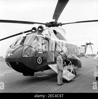 Arrivée et départ en hélicoptère de Bader Field, Atlantic City, New Jersey. L'hélicoptère du président John F. Kennedyu2019s se trouve à Bader Field, à Atlantic City, dans le New Jersey; le président s'est rendu à Atlantic City pour assister à la convention annuelle des travailleurs Unis de l'automobile d'Amérique (UAW). Barney Hulett, pilote d'hélicoptère présidentiel de l'armée des États-Unis, est assis dans le poste de pilotage. Banque D'Images