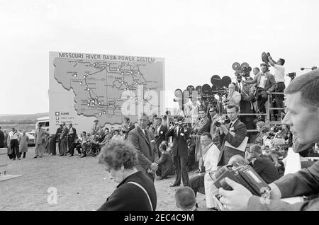 Voyage aux États de l'Ouest : Pierre, Dakota du Sud (barrage d'Oahe), 10:25. Des membres de la presse et du public se réunissent sur les rives de la rivière Missouri, près de Pierre, Dakota du Sud, pour l'inauguration du barrage et du réservoir d'Oahe, en présence du président John F. Kennedy. L'agent du service secret de la Maison Blanche, Arthur L. u0022Artu0022 Godfrey, se trouve au centre. Banque D'Images