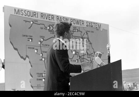 Voyage aux États de l'Ouest : Pierre, Dakota du Sud (barrage d'Oahe), 10:25. Le président John F. Kennedy (au lectern) prononce un discours à l'occasion de l'inauguration du barrage et du réservoir d'Oahe, sur les rives de la rivière Missouri, près de Pierre, Dakota du Sud. Banque D'Images