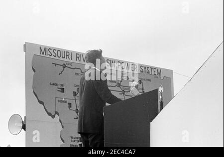 Voyage aux États de l'Ouest : Pierre, Dakota du Sud (barrage d'Oahe), 10:25. Le président John F. Kennedy (au lectern) prononce un discours à l'occasion de l'inauguration du barrage et du réservoir d'Oahe, sur les rives de la rivière Missouri, près de Pierre, Dakota du Sud. [La rayure en bas de l'image est originale au négatif.] Banque D'Images