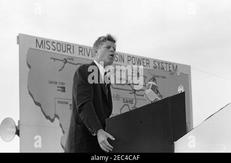 Voyage aux États de l'Ouest : Pierre, Dakota du Sud (barrage d'Oahe), 10:25. Le président John F. Kennedy (au lectern) prononce un discours à l'occasion de l'inauguration du barrage et du réservoir d'Oahe, sur les rives de la rivière Missouri, près de Pierre, Dakota du Sud. Banque D'Images