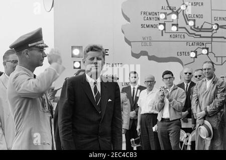 Voyage aux États de l'Ouest : Pierre, Dakota du Sud (barrage d'Oahe), 10:25. Le président John F. Kennedy assiste à l'inauguration du barrage et du réservoir d'Oahe, sur les rives de la rivière Missouri, près de Pierre, Dakota du Sud. L'ingénieur du district d'Omaha, le colonel Harry G. Woodbury, Jr., salue à gauche; le gouverneur du Dakota du Sud, Archie M. Gubbrud (à l'arrière, partiellement caché), se trouve à l'extrême gauche. Banque D'Images