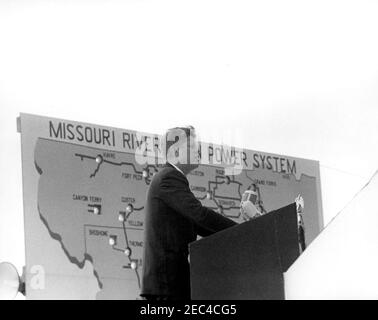 Voyage aux États de l'Ouest : Pierre, Dakota du Sud (barrage d'Oahe), 10:25. Le président John F. Kennedy (au lectern) prononce un discours à l'occasion de l'inauguration du barrage et du réservoir d'Oahe, sur les rives de la rivière Missouri, près de Pierre, Dakota du Sud. Banque D'Images